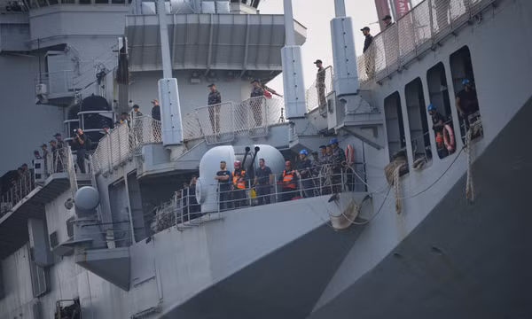 Các thủy thủ và quân nhân Hải quân Indonesia đứng trên tàu sân bay Giuseppe Garibaldi, cựu chiến hạm của Hải quân Ý, sau khi con tàu cập cảng Tanjung Priok ở Jakarta, Indonesia, ngày 18/9/2026. Ảnh: AP