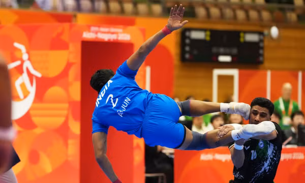 Vận động viên Arjun Deshwal của Ấn Độ và Amirhossein Bastami của Iran tranh tài trong trận chung kết kabaddi nam tại Đại hội Thể thao Châu Á (ASIAD) diễn ra tại thành phố Tokai, Nhật Bản, ngày 26/9/2026. Ảnh: AP