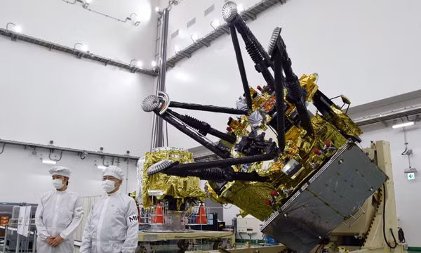 Cơ quan Thám hiểm Hàng không Vũ trụ Nhật Bản (JAXA) giới thiệu tàu vũ trụ phục vụ sứ mệnh Thám hiểm các vệ tinh Sao Hỏa (MMX) tại Trung tâm Vũ trụ Tanegashima, thị trấn Minamitane, miền tây nam Nhật Bản, ngày 13/8/2026. Ảnh: AP