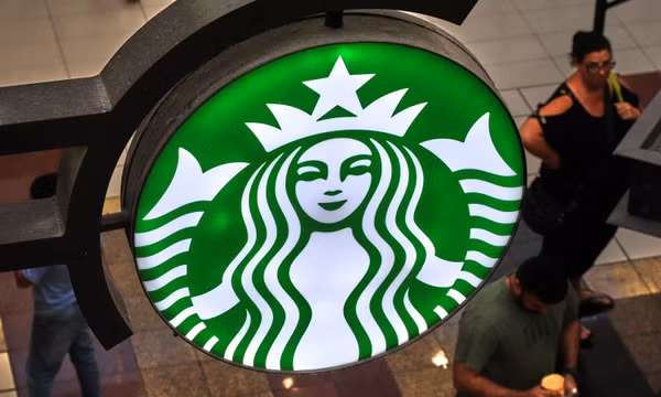 Biển hiệu Starbucks tại Trung tâm thương mại Galleria Mall, Buffalo, New York ngày 26/8/2026. Ảnh: AP
