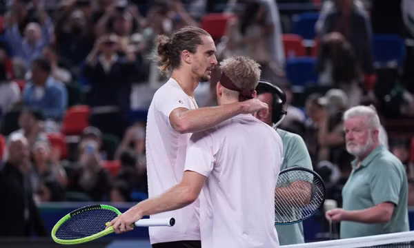 Alexander Zverev (Đức) chúc mừng Alejandro Davidovich Fokina (Tây Ban Nha) sau khi đối thủ giành chiến thắng trong trận bán kết đơn nam Giải quần vợt Shanghai Masters tại Thượng Hải, Trung Quốc, ngày 17/10/2026. Ảnh: AP