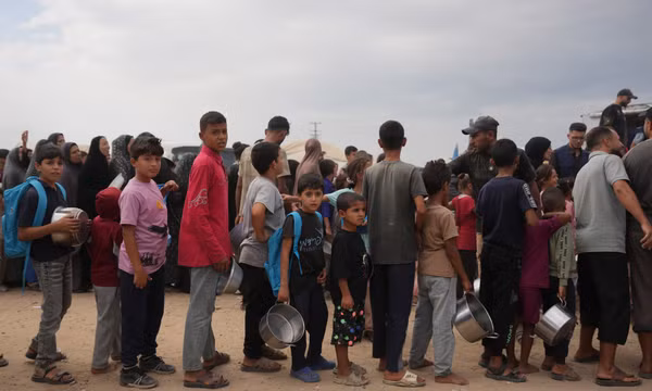 Người Palestine xếp hàng nhận thực phẩm viện trợ của Chương trình Lương thực thế giới (WFP) tại một khu trại dành cho người sơ tán ở Deir al-Balah, miền trung Dải Gaza, ngày 18/10/2026. Ảnh: AP