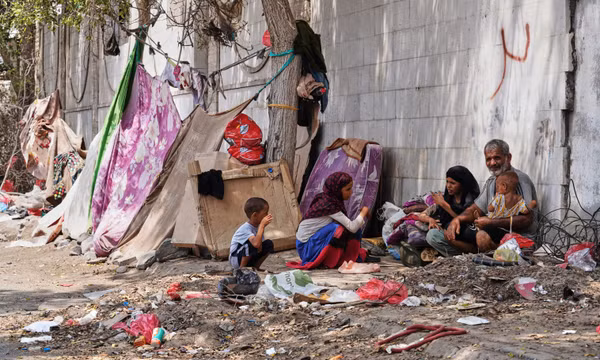 Một gia đình Yemen phải rời bỏ nhà cửa ngồi bên nơi trú ẩn tạm bợ ven đường tại thành phố Aden, Yemen, ngày 11/10/2026. Ảnh: AP