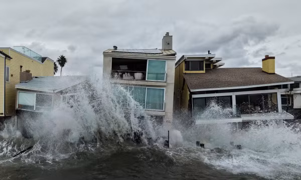 Sóng lớn do hoàn lưu của bão Rachel sau khi suy yếu gây ra ập vào các ngôi nhà ven biển tại thành phố Long Beach, bang California (Mỹ), ngày 12/10/2026. Ảnh: AP