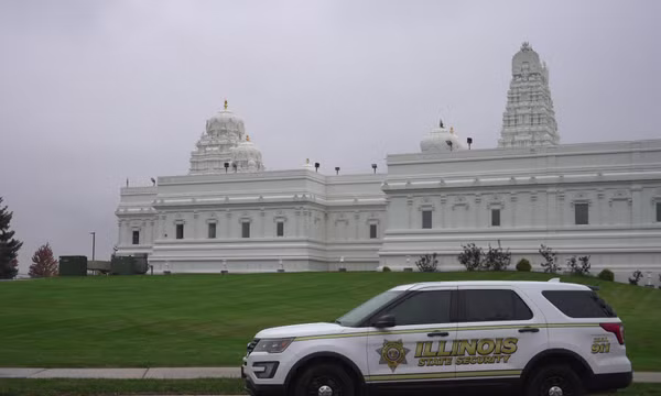 Một xe an ninh đỗ bên ngoài đền thờ Sri Venkateswara Swami (Balaji) tại thành phố Aurora, bang Illinois (Mỹ), ngày 15/10/2026. Ảnh: AP