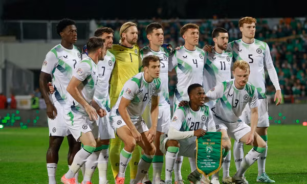 Các cầu thủ tuyển Ireland chụp ảnh lưu niệm trước trận đấu bóng đá thuộc khuôn khổ UEFA Nations League giữa Kosovo và Ireland tại thành phố Pristina, Kosovo, ngày 24/9/2026. Ảnh: AP