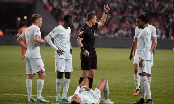 Tiền đạo Kylian Mbappé của tuyển Pháp nằm sân sau khi ghi bàn và dính chấn thương trong trận đấu thuộc khuôn khổ UEFA Nations League giữa Thổ Nhĩ Kỳ và Pháp tại thành phố Izmit, Thổ Nhĩ Kỳ, ngày 25/9/2026. Ảnh: AP