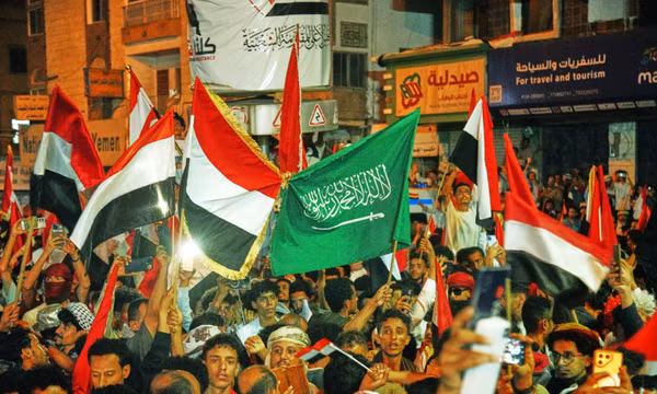 Người dân Yemen vẫy quốc kỳ Yemen và Ả Rập Xê-út khi tham gia lễ kỷ niệm 64 năm Ngày Cách mạng 26 tháng 9 tại thành phố Taiz, Yemen, ngày 25/9/2026. Ảnh: AP