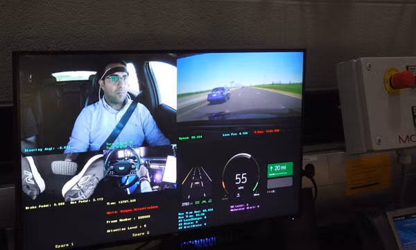 Hình ảnh cắt từ video cho thấy màn hình tại phòng điều khiển hiển thị dữ liệu và hình ảnh của một cuộc thử nghiệm lái xe mô phỏng tại Trung tâm Kỹ thuật Toàn cầu của General Motors ở thành phố Warren, bang Michigan (Mỹ), ngày 18/9/2026. Ảnh: AP
