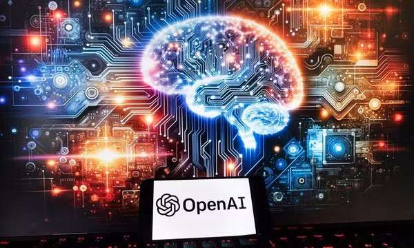 Logo của OpenAI được hiển thị trên điện thoại di động cùng với hình ảnh trên màn hình máy tính được tạo ra bởi mô hình chuyển đổi văn bản thành hình ảnh Dall-E của ChatGPT. Ảnh: AP