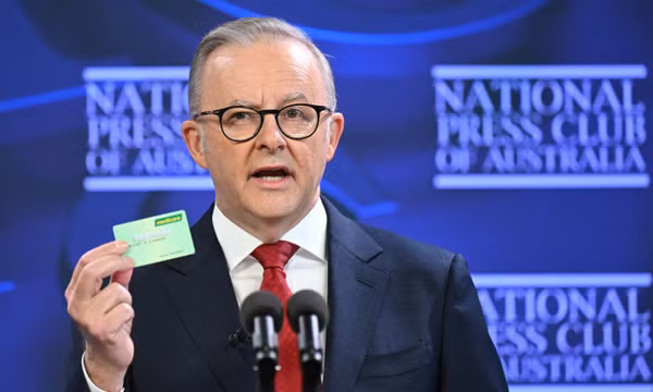 Thủ tướng Australia Anthony Albanese phát biểu tại Câu lạc bộ Báo chí Quốc gia ở Thủ đô Canberra, Australia vào ngày 30/4/2025. Ảnh: AP
