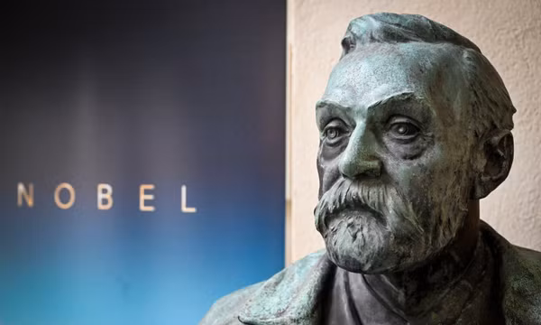 Tượng Alfred Nobel trưng bày tại Viện Karolinska ở Stockholm (Thụy Điển), sau cuộc họp báo công bố Hội đồng xét trao Giải Nobel Y Sinh, ngày 3/10/2022. Ảnh: AP