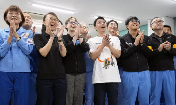 Các nhân viên Cơ quan Thám hiểm Hàng không Vũ trụ Nhật Bản (JAXA) cùng những người tham gia sứ mệnh ăn mừng khi tàu vũ trụ Nhật Bản tách thành công khỏi tên lửa H3 theo đúng kế hoạch tại Trung tâm Vũ trụ Tanegashima, tỉnh Kagoshima, miền nam Nhật Bản, ngày 20/10/2026. Ảnh: AP