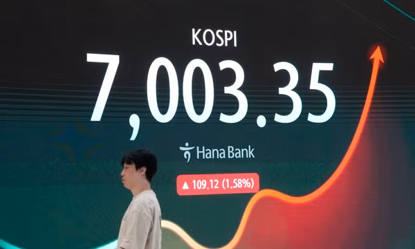 Bảng điện tử hiển thị Chỉ số Giá cổ phiếu Tổng hợp Hàn Quốc (KOSPI) tại phòng giao dịch ngoại hối thuộc trụ sở Ngân hàng Hana ở Seoul, Hàn Quốc, ngày 21/9/2026. Ảnh: AP