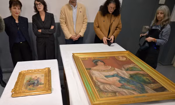 Hai bức tranh “Chân dung bà Colonna Romano” (bên phải) và “Thiếu nữ bên giếng nước” của danh họa Renoir, mà kẻ trộm lấy đi từ Bảo tàng Renoir ở Cagnes-sur-Mer, sau khi cảnh sát thu hồi và đưa đến trưng bày tại Trung tâm Liên ngành Bảo tồn và Phục chế Di sản ở Marseille (Pháp), ngày 12/10/2026. Ảnh: AP