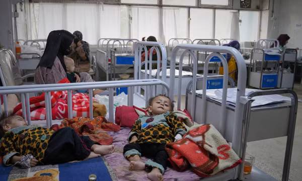 Những phụ nữ Afghanistan chăm sóc con tại khoa điều trị suy dinh dưỡng của Bệnh viện Nhi Indira Gandhi ở thủ đô Kabul, Afghanistan, ngày 12/10/2026. Ảnh: AP
