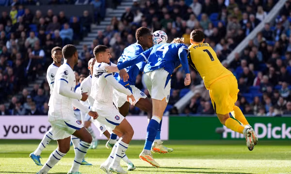 Thủ môn Emiliano Martinez của Chelsea (phải) gặp chấn thương trong trận đấu với Everton tại Giải Ngoại hạng Anh, ở thành phố Liverpool (Anh), ngày 17/10/2026. Ảnh: AP