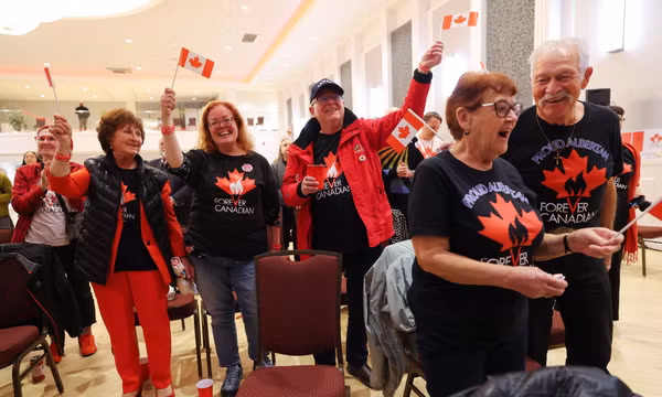 Những người ủng hộ Canada chờ đợi kết quả cuộc trưng cầu ý dân tại một địa điểm tập trung ở Edmonton, tỉnh Alberta, ngày 19/10/2026. Ảnh: AP