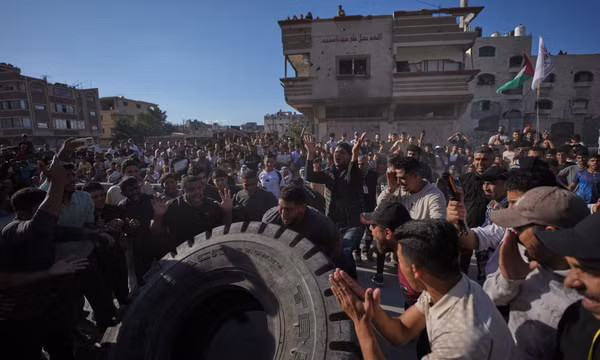 Một vận động viên Palestine lật chiếc lốp xe cỡ lớn trong Giải vô địch Người khỏe nhất Palestine tại thành phố Gaza, ngày 16/10/2026. Ảnh: AP