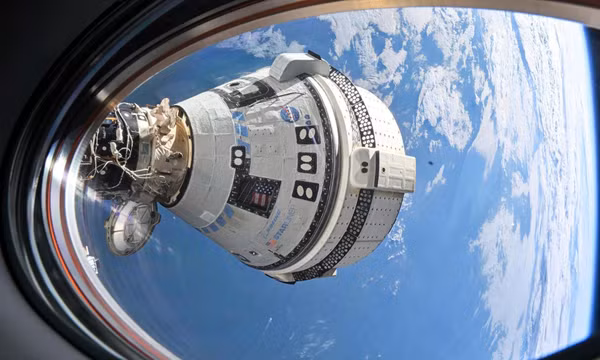 Bức ảnh do NASA cung cấp về hình ảnh tàu vũ trụ Starliner của Boeing neo đậu tại Trạm Vũ trụ Quốc tế vào 3/7/2024 (Nhìn từ khung cửa sổ của tàu vũ trụ SpaceX Dragon Endeavour đang dừng tại một cổng kết nối lân cận). Ảnh: AP