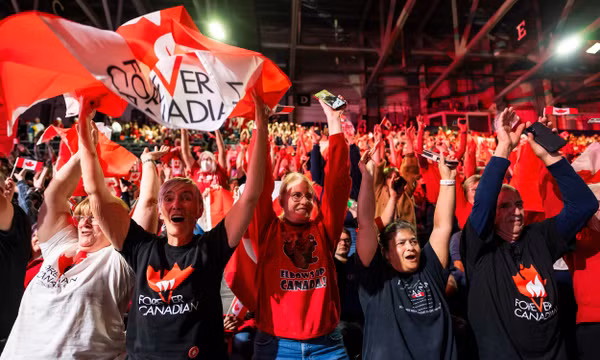 Người dân reo hò tại cuộc mít tinh “Mãi mãi là người Canada” (Forever Canadian) ở thành phố Edmonton, tỉnh Alberta, Canada, ngày 16/10/2026.