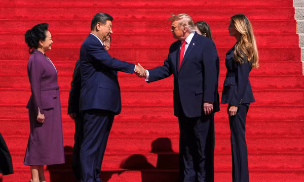 Tổng thống Mỹ Donald Trump bắt tay Chủ tịch Trung Quốc Tập Cận Bình, trong khi Đệ nhất phu nhân Melania Trump và Đệ nhất phu nhân Trung Quốc Bành Lệ Viện chứng kiến lúc tới thăm Bảo tàng Lưu trữ Quốc gia ngày 25/9/2026 tại Washington. Ảnh: AP