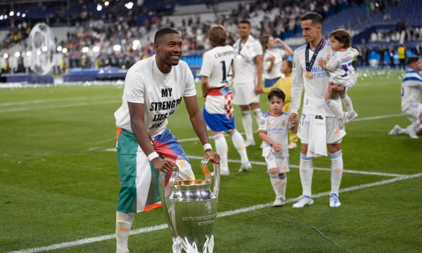 Cầu thủ David Alaba của Real Madrid bên chiếc cúp sau chiến thắng trong trận chung kết Champions League giữa Liverpool và Real Madrid tại sân vận động Stade de France ở Saint Denis, gần Paris vào ngày 28/5/2022. Ảnh: AP