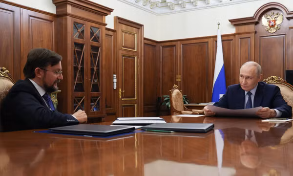 Tổng thống Nga Vladimir Putin (bên phải) lắng nghe ông Alexei Repik, người đứng đầu Tổ chức Công chúng quốc gia “Nước Nga kinh doanh” (Delovaya Rossiya), trong cuộc gặp tại Điện Kremlin ở Moskva, ngày 12/10/2026. Ảnh: AP