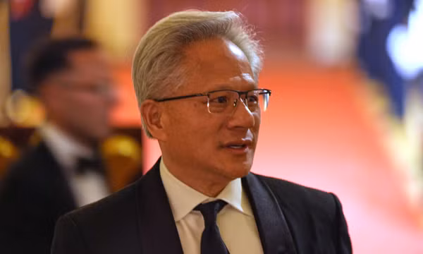 CEO của NVIDIA, ông Jensen Huang, tới tham dự bữa tiệc chiêu đãi cấp nhà nước do Tổng thống Donald Trump chủ trì dành cho Chủ tịch Trung Quốc Tập Cận Bình tại Phòng Đông của Nhà Trắng ở Washington, ngày 24/9/2026. Ảnh: AP