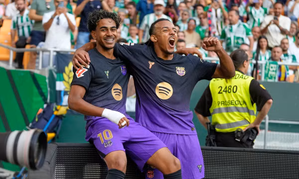Lamine Yamal (trái) ăn mừng cùng đồng đội Jules Koundé sau khi ghi bàn mở tỷ số cho Barcelona trong trận gặp Real Betis tại Giải vô địch quốc gia Tây Ban Nha (La Liga), ở thành phố Seville (Tây Ban Nha), ngày 17/10/2026. Ảnh: AP