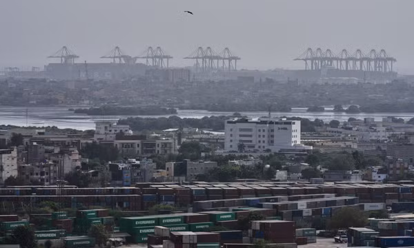 Các container hàng hóa tại một cảng biển ở Karachi, Pakistan, ngày 30/9/2026. Ảnh: AP