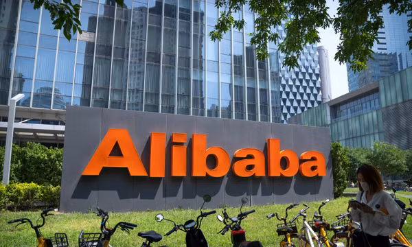 Logo của công ty công nghệ Trung Quốc Alibaba xuất hiện tại văn phòng của hãng ở Bắc Kinh vào ngày 10/8/2021. Ảnh: AP