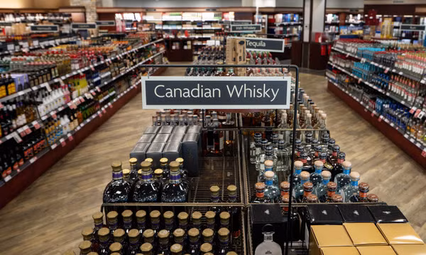 Rượu whisky Canada được trưng bày tại một cửa hàng rượu của tỉnh British Columbia ở Vancouver, ngày 25/8/2026. Ảnh: AP