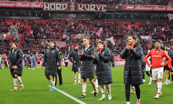 Các cầu thủ Freiburg khoác áo ấm, buồn bã tiến về phía người hâm mộ sau thất bại trước Bayer Leverkusen tại Giải vô địch quốc gia Đức (Bundesliga), ở Leverkusen (Đức), ngày 18/10/2026. Ảnh: AP