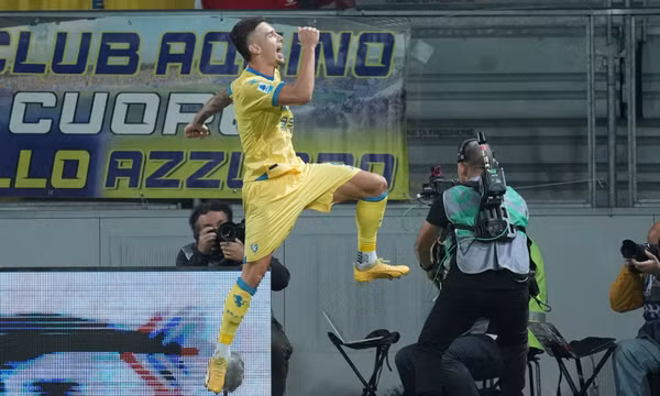 Tiền đạo Antonio Raimondo của Frosinone ăn mừng sau khi ghi bàn trong trận đấu với Sassuolo tại Giải vô địch bóng đá Italy (Serie A), ngày 16/10/2026, ở Frosinone, Italy. Ảnh: AP