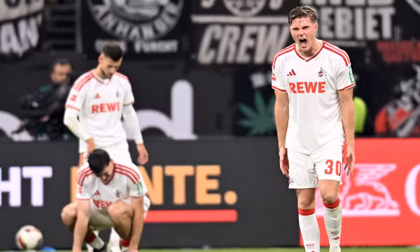 Cầu thủ Marius Bülter (bên phải) của FC Köln sau khi Younes Ebnoutalib ghi bàn cho Eintracht Frankfurt trong trận đấu thuộc Giải vô địch bóng đá Đức (Bundesliga), ngày 16/10/2026, tại Frankfurt, Đức. Ảnh: AP