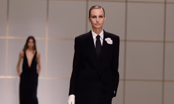 Người mẫu trình diễn một thiết kế trong bộ sưu tập Xuân - Hè 2027 của Giorgio Armani, ra mắt tại Milan, Ý vào Chủ Nhật, ngày 27/9/2026. Ảnh: AP