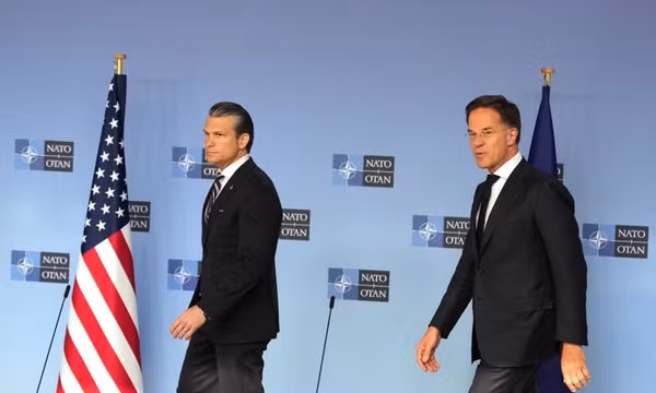Bộ trưởng Quốc phòng Mỹ Pete Hegseth (trái) và Tổng Thư ký NATO Mark Rutte tới dự cuộc họp báo bên lề Hội nghị các Bộ trưởng quốc phòng NATO tại trụ sở NATO ở Brussels, Bỉ, ngày 18/6/2026. Ảnh: AP 