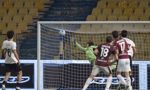 Cầu thủ Giovanni Simeone (số 18) của Torino ghi bàn trong trận gặp Parma tại Giải vô địch bóng đá Italy (Serie A), ở Parma, Italy, ngày 19/10/2026. Ảnh: AP