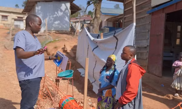 Anh Gédéon Banga Ngbape (trái), nhân viên giám sát dịch Ebola, thực hiện truy vết tiếp xúc tại Nizi, tỉnh Ituri, miền Đông Congo, ngày 14/8/2026. Ảnh: AP