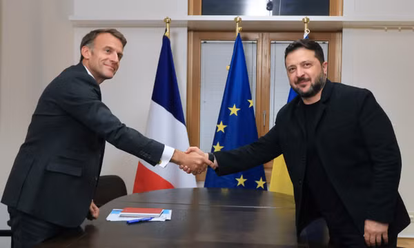 Tổng thống Pháp Emmanuel Macron (bên trái) bắt tay Tổng thống Ukraine Volodymyr Zelenskyy trong cuộc gặp song phương bên lề Hội nghị thượng đỉnh Liên minh châu Âu (EU) tại Brussels (Bỉ), ngày 15/10/2026. Ảnh: AP