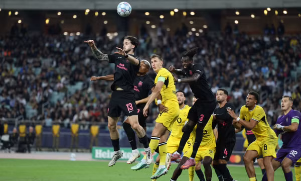 Cầu thủ Ivan Lepinjica của Sabah (trái) bật nhảy tranh bóng trong trận gặp Borussia Dortmund thuộc vòng phân hạng Champions League tại Baku, Azerbaijan, ngày 20/10/2026. Ảnh: AP