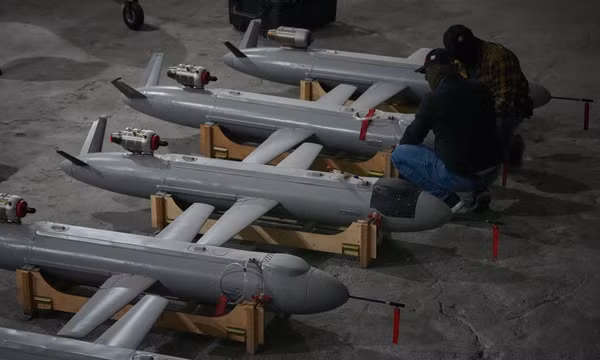 Trong ảnh tư liệu chụp ngày 28/5/2026, các quân nhân thuộc lực lượng tình báo quốc phòng Ukraine chuẩn bị máy bay không người lái tại một địa điểm không công bố ở Ukraine. Ảnh: AP
