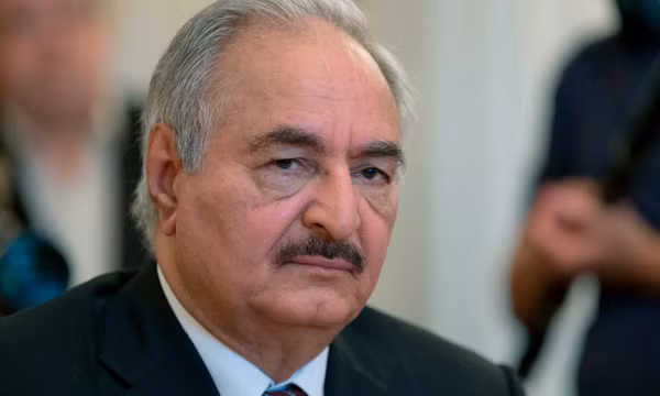 Tướng Khalifa Haftar, chỉ huy lực lượng vũ trang tại Libya, gặp Ngoại trưởng Nga Sergei Lavrov tại Moskva ngày 14/8/2017. Ảnh: AP