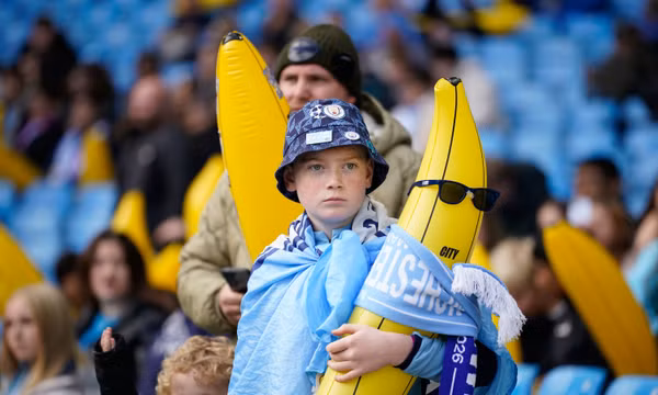 Một cổ động viên Manchester City cầm quả chuối bơm hơi trước trận đấu giữa Manchester City và Ipswich Town tại Giải Ngoại hạng Anh, ở thành phố Manchester, Anh, ngày 17/10/2026. Ảnh: AP