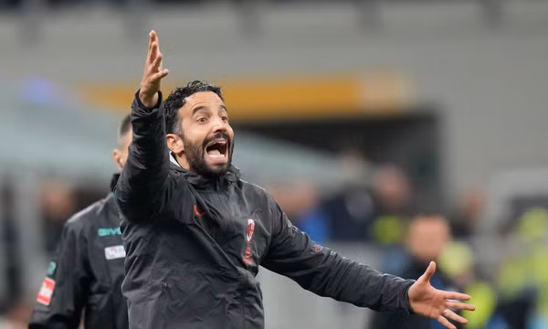 Huấn luyện viên trưởng Ruben Amorim của AC Milan chỉ đạo các cầu thủ trong trận gặp Atalanta tại Giải vô địch quốc gia Italy (Serie A), ở Milan (Italy), ngày 18/10/2026. Ảnh: AP