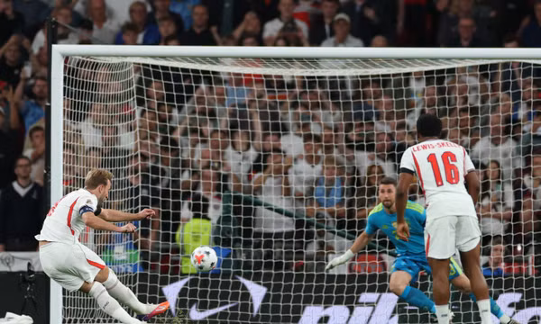 Tiền đạo Harry Kane của tuyển Anh đá hỏng quả phạt đền trong trận đấu thuộc khuôn khổ Nations League giữa Anh và Tây Ban Nha diễn ra tại London vào thứ Bảy ngày 26/9/2026. Ảnh: AP