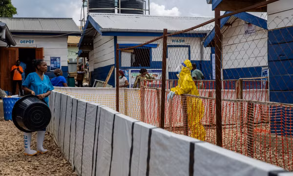 Một nhân viên y tế trao đổi với đồng nghiệp tại trung tâm điều trị Ebola ở thành phố Beni, tỉnh Bắc Kivu, Cộng hòa Dân chủ Congo, ngày 19/10/2026. Ảnh: AP