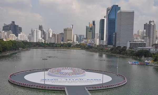 Biểu tượng tại Trung tâm Hội nghị quốc gia Queen Sirikit ở Bangkok, Thái Lan, ngày 9/10/2026, trước thềm hội nghị thường niên của Quỹ Tiền tệ quốc tế (IMF) và Nhóm Ngân hàng Thế giới (WB). Ảnh: AP