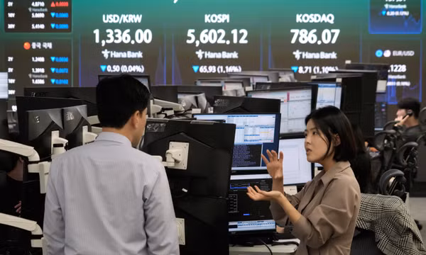 Chứng khoán châu Á trái chiều, giá dầu giảm sau quyết định hoãn trừng phạt Nga của Tổng thống Mỹ